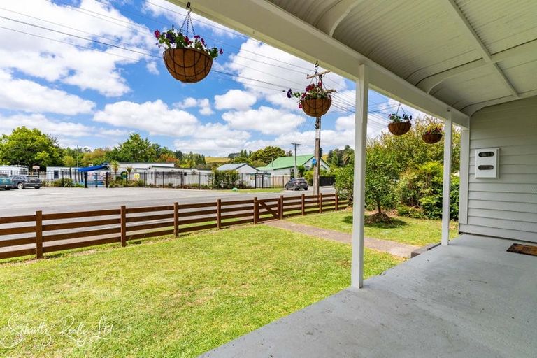 Photo of property in 17 Franklin Road, Paparoa, 0571