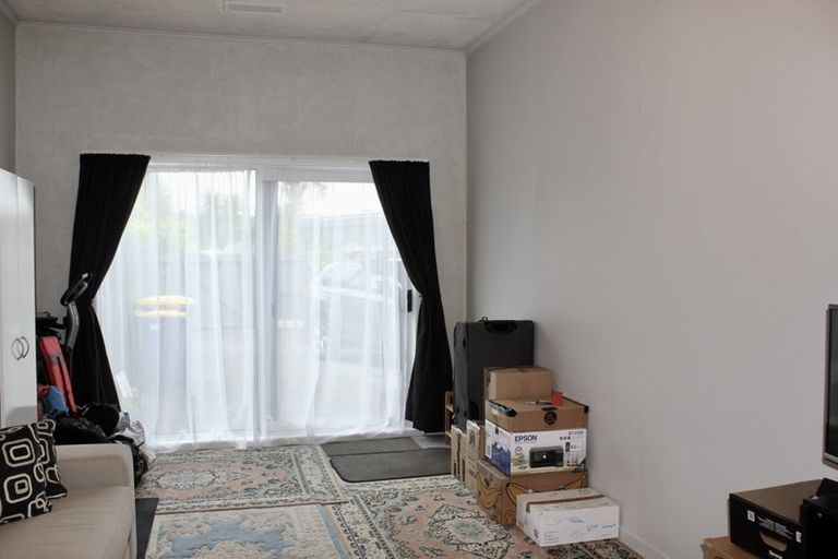 Photo of property in 2/70 Kaurilands Road, Titirangi, Auckland, 0604