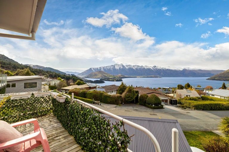 Photo of property in 32 Avalon Crescent, Fernhill, Queenstown, 9300