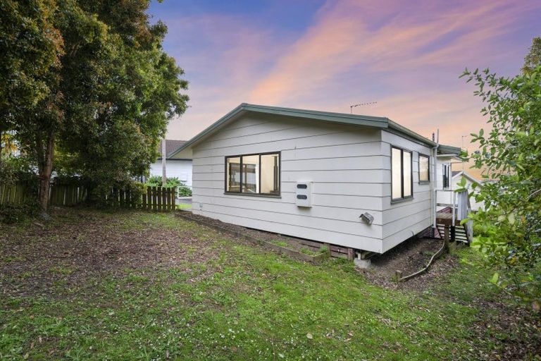 Photo of property in 2/13 Thalia Place, Totara Vale, Auckland, 0629