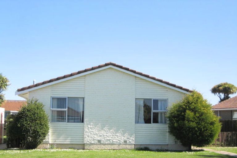 Photo of property in 17 Jenkins Avenue, Redwood, Christchurch, 8051
