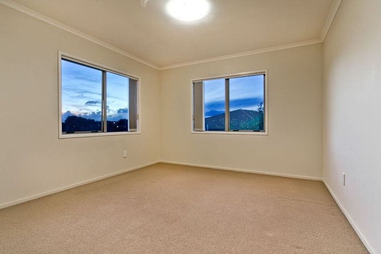 Photo of property in 8 Malin Place, Pinehill, Auckland, 0632