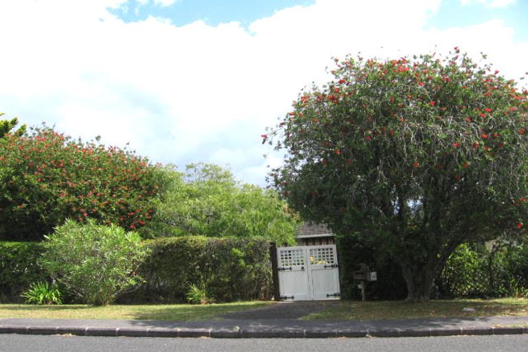 Photo of property in 2/10 Mawson Avenue, Torbay, Auckland, 0630