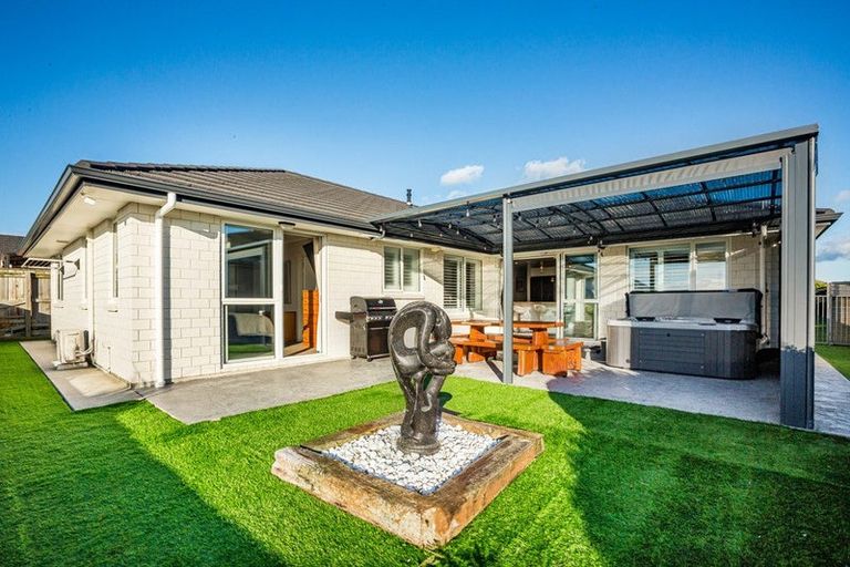 Photo of property in 86 Queen Charlotte Drive, Aotea, Porirua, 5024