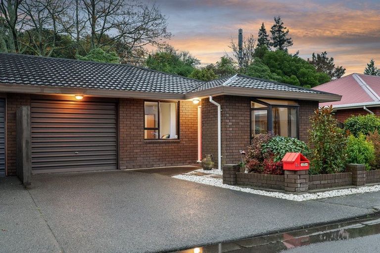 Photo of property in 1/8 Torvill And Dean Lane, Cashmere, Christchurch, 8022