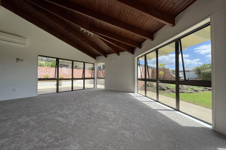 Photo of property in 1 Seagrove Road, West Harbour, Auckland, 0618