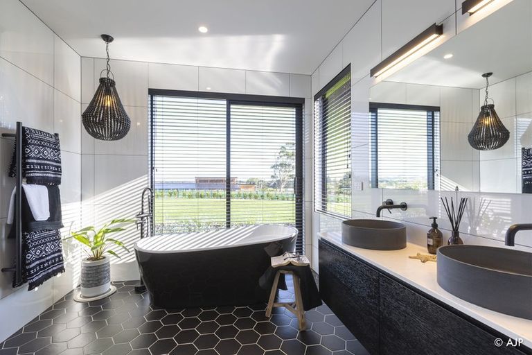 Photo of property in 15 Kotuku Road, Waiuku, 2682