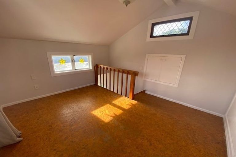 Photo of property in 18 Mantell Street, Seatoun, Wellington, 6022