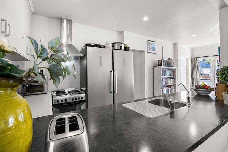 Photo of property in 28 Carrington Street, New Plymouth, 4310