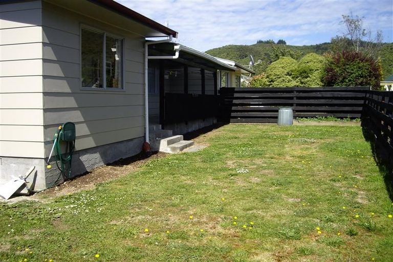 Photo of property in 16 Beryl Grove, Birchville, Upper Hutt, 5018