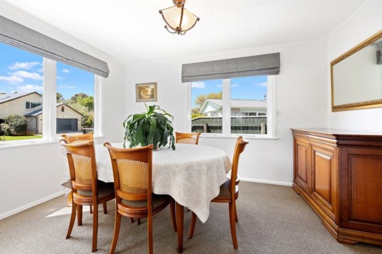 Photo of property in 15 Whirinaki Crescent, Heretaunga, Upper Hutt, 5018