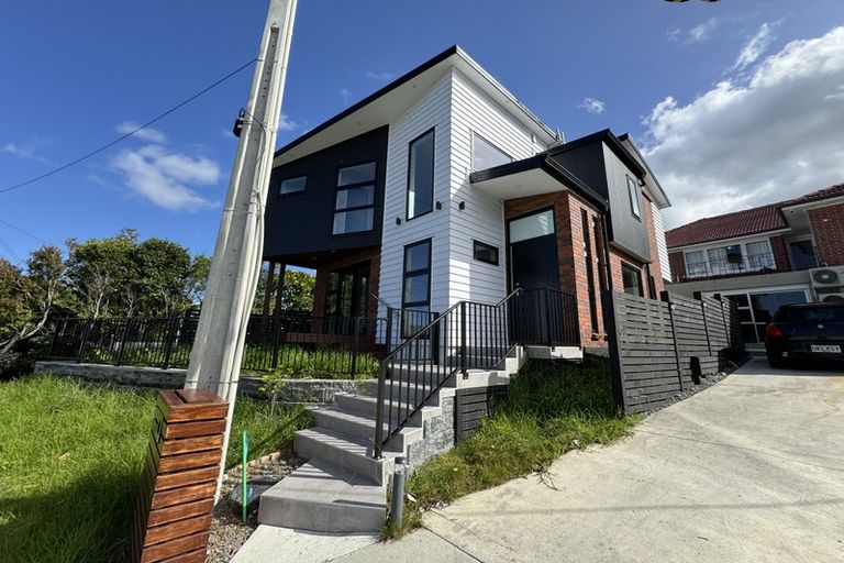 Photo of property in 2a Maunder Place, New Lynn, Auckland, 0600