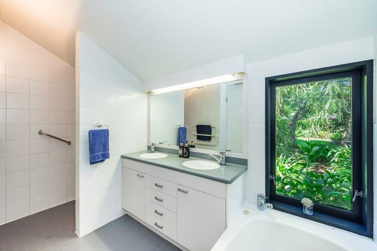 Photo of property in 11 Walnut Grove, Waikanae, 5036