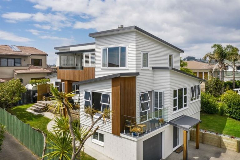 Photo of property in 2/9 Folkestone Street, Murrays Bay, Auckland, 0630