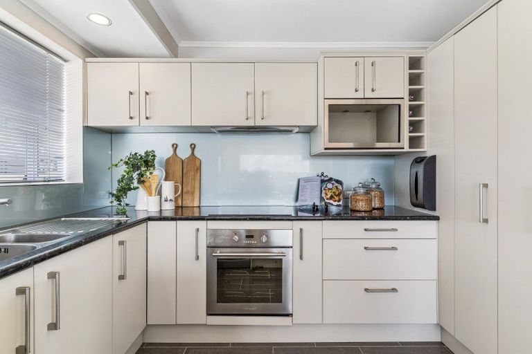 Photo of property in 1/7 Colmar Road, Mellons Bay, Auckland, 2014