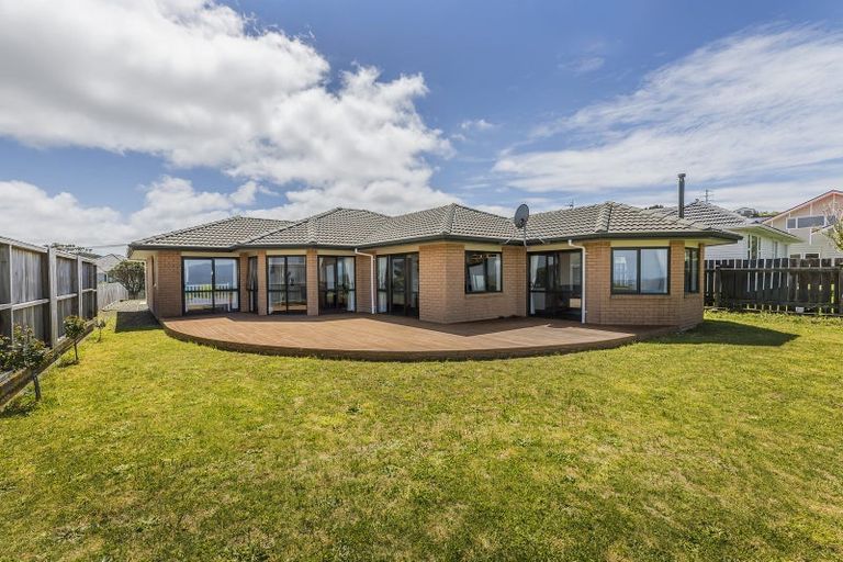 Photo of property in 52 Miles Crescent, Newlands, Wellington, 6037