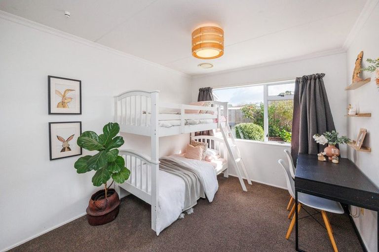 Photo of property in 4 Gladys Place, Kelvin Grove, Palmerston North, 4414