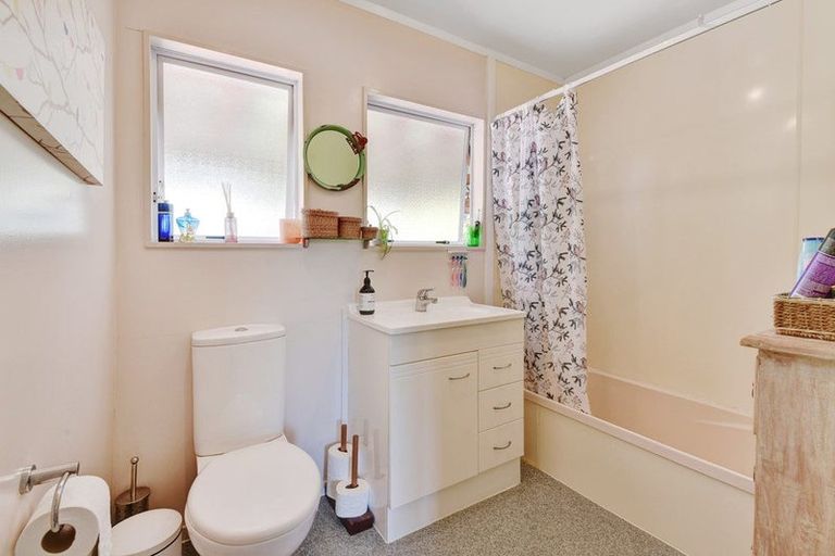 Photo of property in 94 Athena Drive, Totara Vale, Auckland, 0629