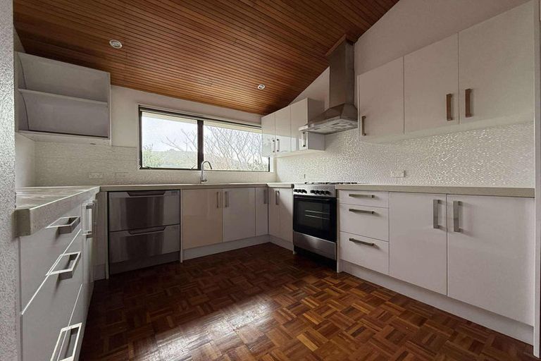 Photo of property in 27 Rembrandt Avenue, Tawa, Wellington, 5028