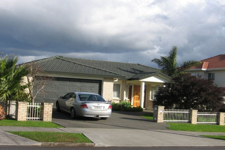 Photo of property in 48 Newinn Crescent, East Tamaki Heights, Auckland, 2016