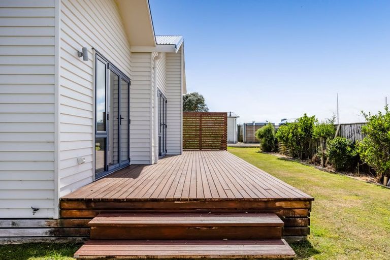 Photo of property in 630 South Road, Omata, New Plymouth, 4374