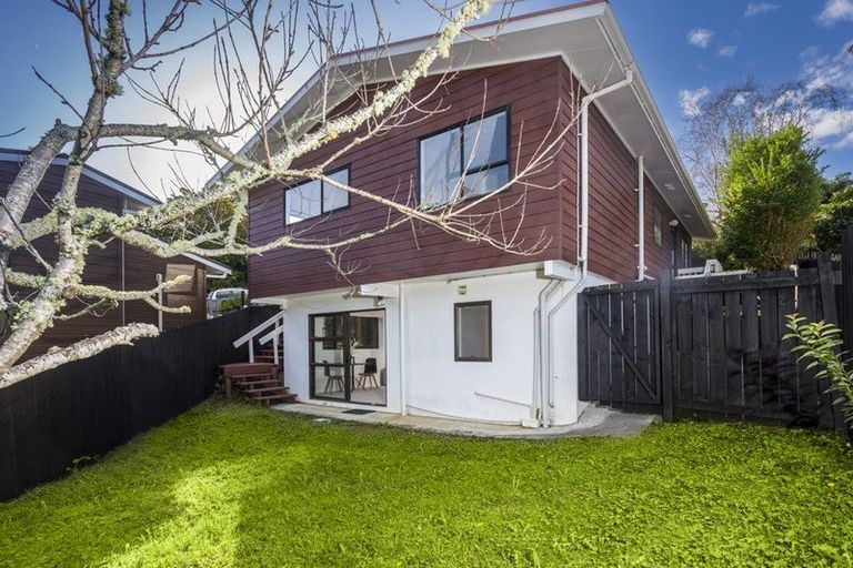 Photo of property in 2/17 Greenvalley Rise, Glenfield, Auckland, 0629