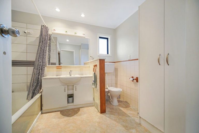 Photo of property in 6 Cobham Crescent, Kelston, Auckland, 0602