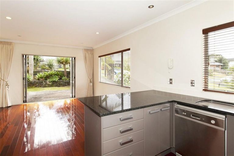 Photo of property in 8 Scarboro Terrace, Murrays Bay, Auckland, 0630