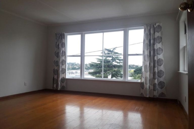 Photo of property in 1/6 Woodall Place, Totara Vale, Auckland, 0627