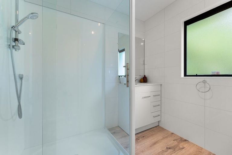 Photo of property in 2/16 Kupari Place, Totara Vale, Auckland, 0629