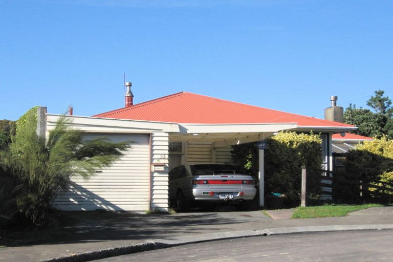 Photo of property in 33 Spenmoor Street, Newlands, Wellington, 6037