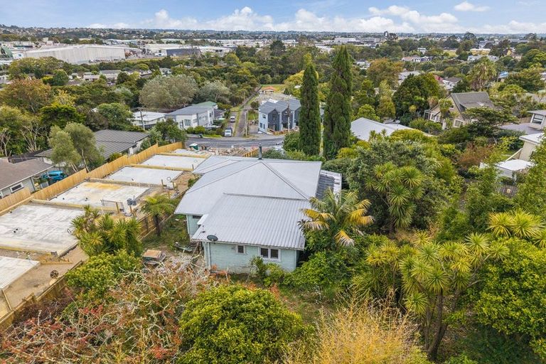 Photo of property in 10 Seymour Road, Sunnyvale, Auckland, 0612