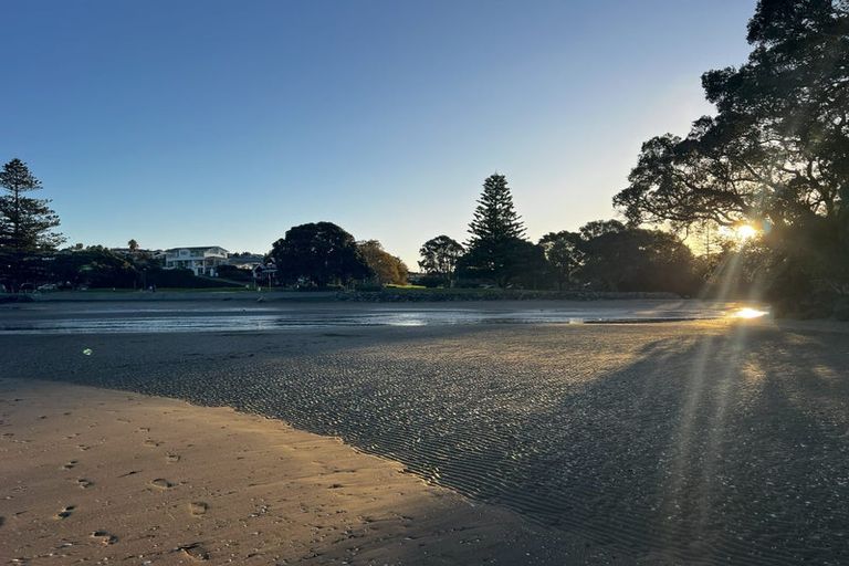 Photo of property in 13 Ellangowan Road, Waiake, Auckland, 0630