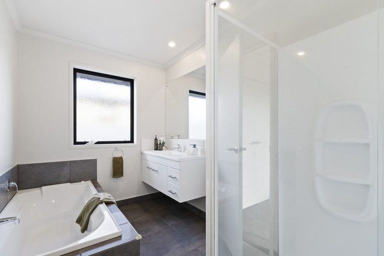 Photo of property in 3a Booth Crescent, Tuakau, 2121