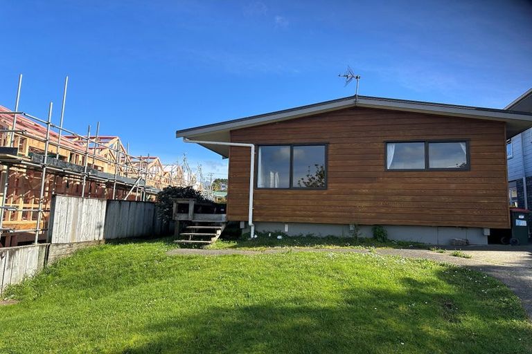 Photo of property in 1 Worthington Place, West Harbour, Auckland, 0618