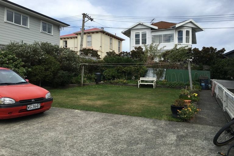 Photo of property in Owd Trafford Flats, 17 Brougham Street, Mount Victoria, Wellington, 6011