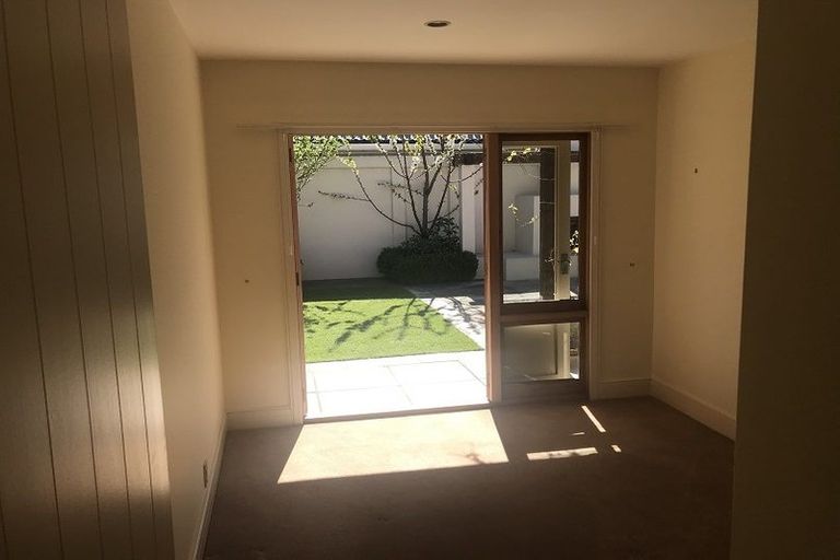 Photo of property in 2/11 Memorial Avenue, Ilam, Christchurch, 8053