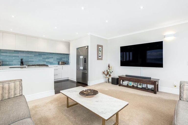 Photo of property in 5 Curnow Way, Kaiwharawhara, Wellington, 6035