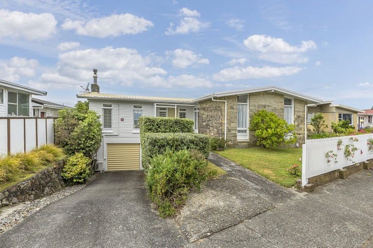 Photo of property in 18 Maple Grove, Kingston, Wellington, 6021