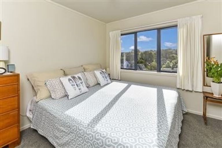 Photo of property in 2/1 John Jennings Drive, Oteha, Auckland, 0632