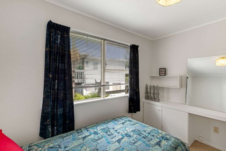 Photo of property in 32 Kirby Street, Glendene, Auckland, 0602