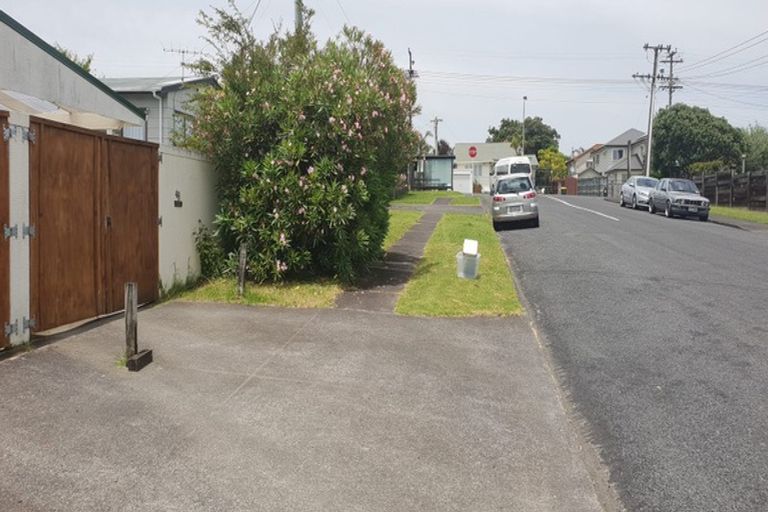 Photo of property in 3/2 Lansdowne Street, Bayswater, Auckland, 0622