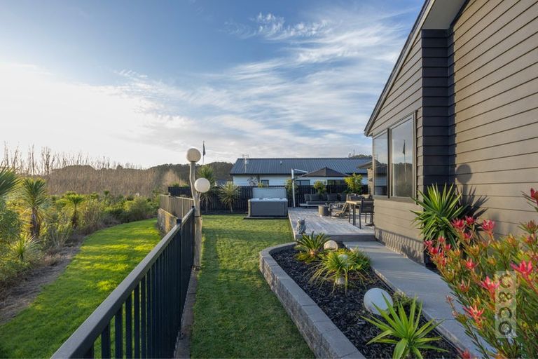 Photo of property in 21 Vogwill Road, Kumeu, 0810