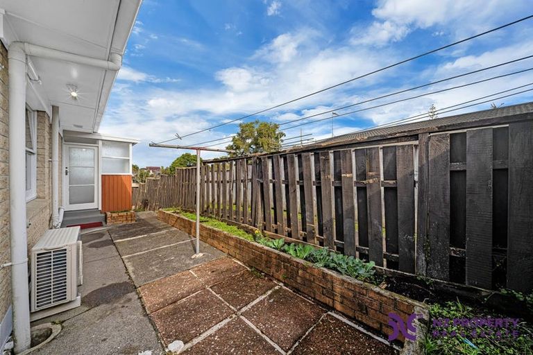 Photo of property in 2/17 Jenelin Road, Glendene, Auckland, 0602