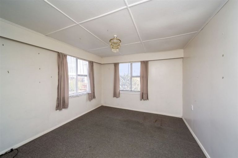 Photo of property in 1 Tawhiti Road, Hawera, 4610