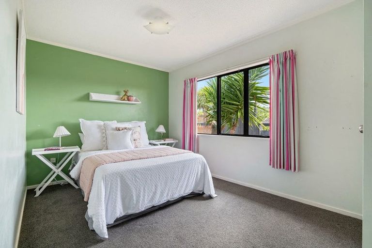 Photo of property in 15a Ngahere Views, Orewa, 0931