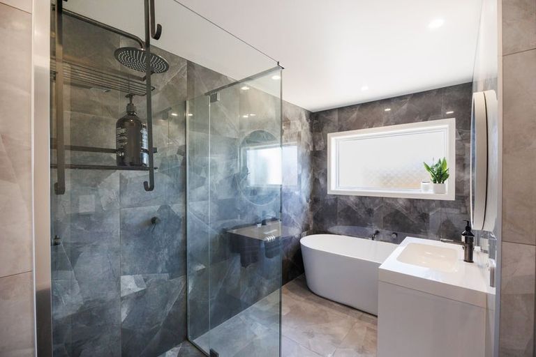 Photo of property in 37 Vaucluse Heights, Fitzherbert, Palmerston North, 4410