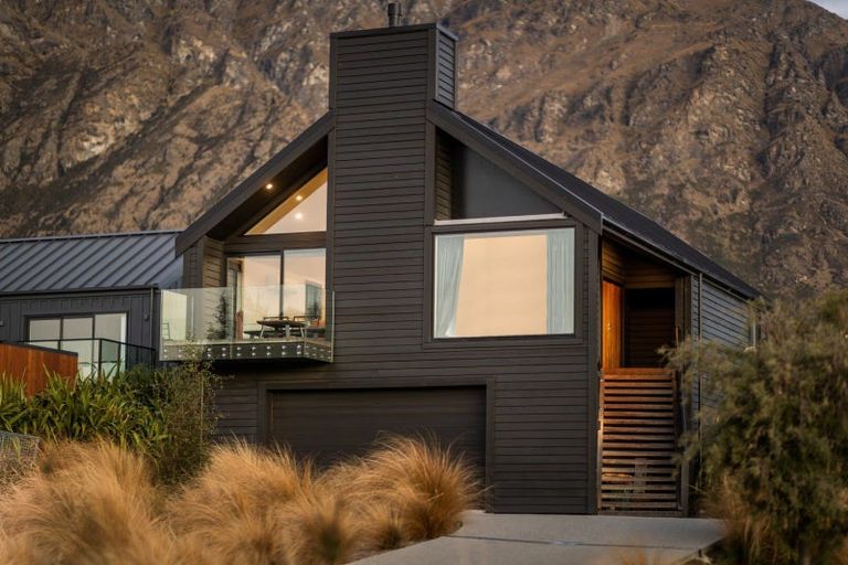 Photo of property in 8 Falconer Rise, Jacks Point, Queenstown, 9371