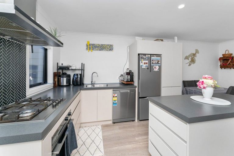 Photo of property in 19/9 Surrey Street, Tawa, Wellington, 5028