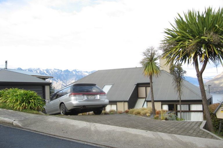 Photo of property in 67 Wynyard Crescent, Fernhill, Queenstown, 9300